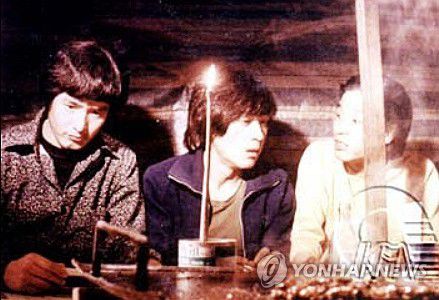 '국민 배우' 안성기 별세(서울=연합뉴스) 배우 안성기(가운데) 출연작 '바람 불어 좋은 날'의 한 장면. 이 작품으로 안성기는 1980년 제19회 대종상 영화제에서 신인상을 수상했다. 2026.1.5 [한국영상자료원 KMDb 캡처. 재판매 및 DB 금지] photo@yna.co.kr