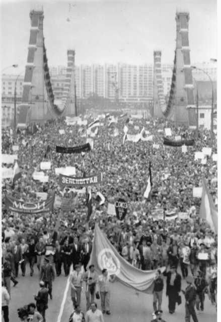 1990년 7월 소련 수도였던 모스크바에서 공산주의 체제에 반대하는 시민들이 집회를 하고 있다. 이듬해 12월 소련은 붕괴했다. 한국일보 자료사진