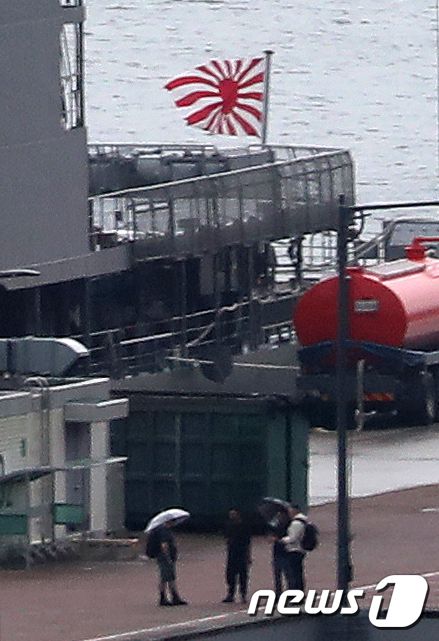 29일 부산 남구 해군작전기지에 일본 해상자위대 호위함 하마기리함이 욱일기의 일종인 자위함기를 게양한 채 입항했다. 2023.5.29/뉴스1 ⓒ News1 윤일지 기자