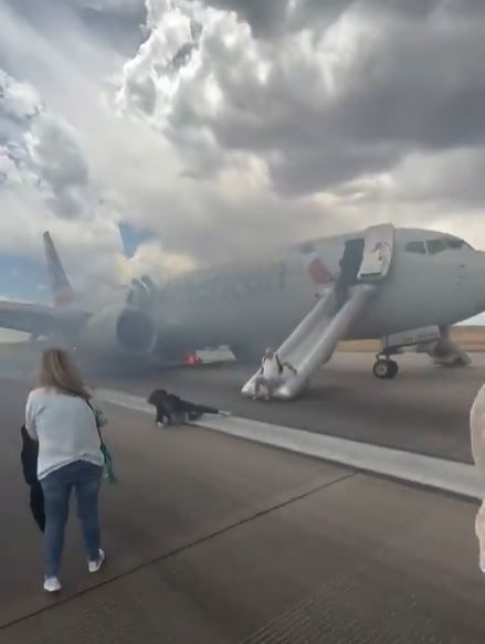 [뉴시스] 아메리칸항공은 지난달 27일 덴버 국제공항에서 이륙 직전 타이어 또는 브레이크 과열로 화재가 발생하는 사고를 겪었다. (사진=엑스 캡처 @Oyindamola) *재판매 및 DB 금지