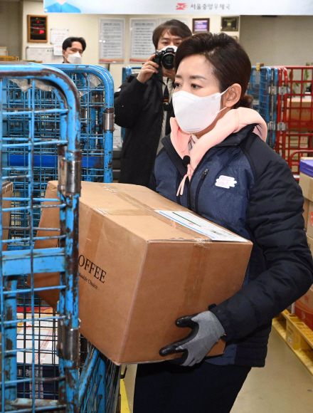 - 나경원 국민의힘 서울시장 예비후보가 9일 서울 중구 중앙우체국을 방문해 설날 배송 업무로 바쁜 집배원들과 함께 택배분류 작업을 하고 있다.2021. 2. 9.국회사진기자단