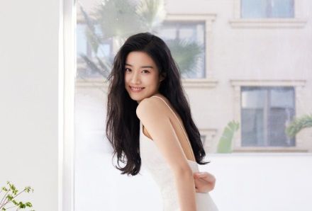 온라인 커뮤니티에서 화제가 된 중국 신인 여배우 루위샤오. [사진출처 = 웨이보]