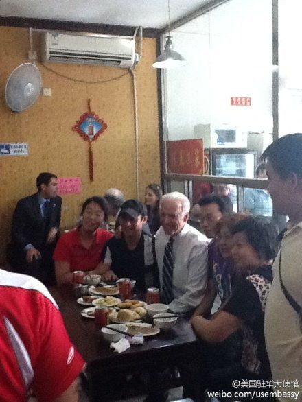 2011년 8월 조 바이든 부통령은 베이징의 한 식당을 찾아 손녀 등 5명과 함께 자장면과 만두 등을 먹었다. 식사값으로 합계 79위안(당시 환율 10달러)을 냈다. [신화통신]