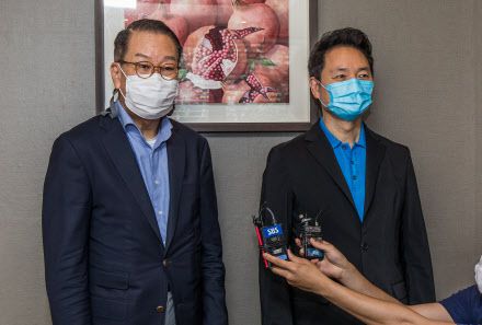 권영세 국민의힘 대외협력위원장(왼쪽)이 25일 서울 마포구 한 식당에서 대선 출마를 시사한 장성민 전 의원(세계와동북아평화포럼 이사장)과 회동하며 취재진의 질문에 답하고 있다.(사진=국회사진기자단)