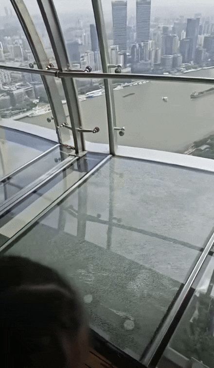중국 상하이 랜드마크인 동방명주 타워의 259m 높이 전망대에서 유리 바닥 균열 사고가 발생했다. /더우인