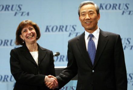 2007년 3월 서울 용산구 그랜드하얏트호텔에서 열린 김종훈 FTA 수석대표의 브리핑에 웬디 커틀러 미 수석대표가 방문해 악수하고 있다. 우리나라는 FTA 협상에서 별도의 전문직 비자 쿼터를 요청했으나, 미국이 이에 응하지 않았다./'대한민국 정책브리핑' 홈페이지