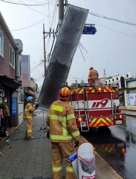 26일 제주시 이도2동의 한 음식점 간판이 태풍 ‘바비’가 몰고 온 강풍에 떨어지면서 소방대원들이 안전조치를 하고 있다. 제주=연합뉴스
