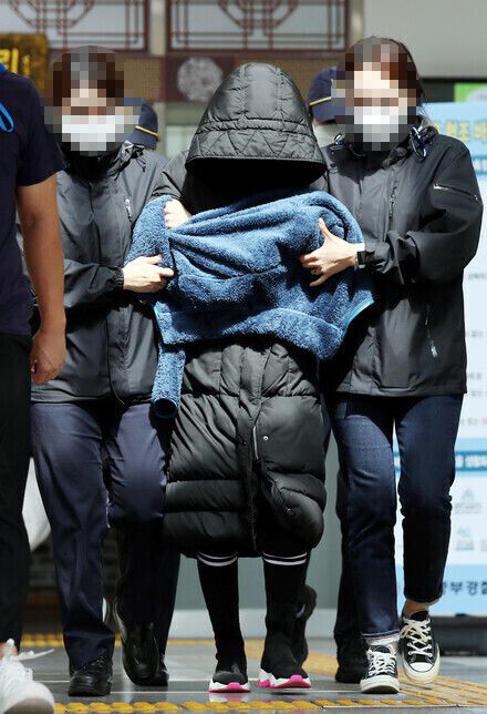 2020년 9월14일 오후 인천 을왕리의 한 도로에서 치킨 배달을 가던 50대 점주를 치어 숨지게 한 임모씨가 구속 전 피의자 심문(영장실질심사)을 받기 위해 인천시 중부경찰서를 나오고 있다. 연합뉴스