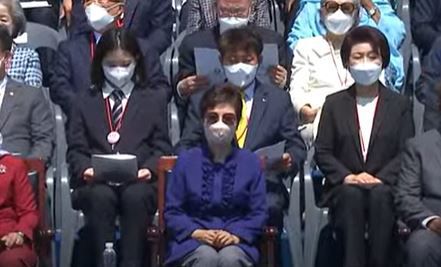 윤석열 대통령 취임식 무대를 지켜보고 있는 박근혜 전 대통령/SBS 유튜브