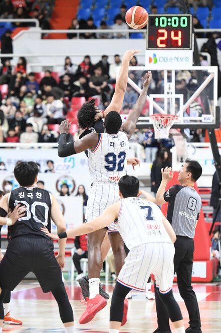 부산 케이씨씨 캐디 라렌과 울산 현대모비스 게이지 프림이 30일 울산 동천체육관에서 공을 두고 다투고 있다. 한국농구연맹 제공