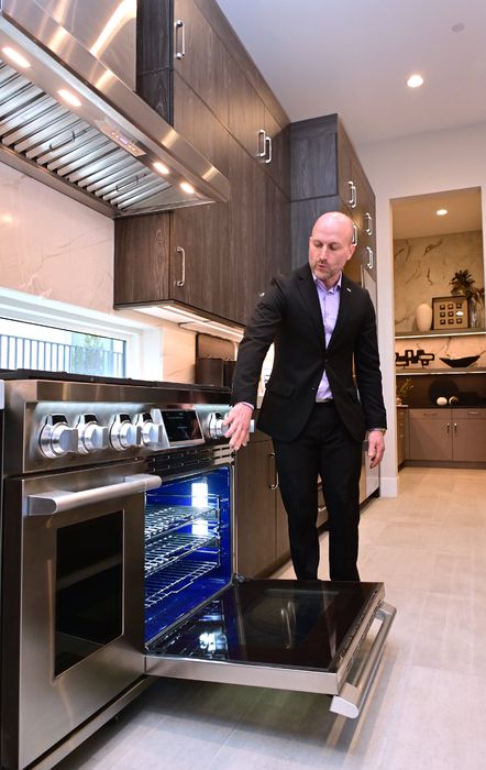 마이클 쿰(Michael Coombs) LG전자의 빌더/SKS세일즈팀 매니저가 'SKS' 모델하우스에 설치된 프로레인지를 소개하고 있는 모습. 이 제품은 고화력 가스 쿡탑과 버너별 타이머가 표시되는 디지털 다이얼을 탑재했다.