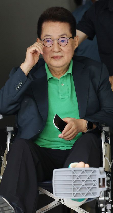 박지원 전 국가정보원장이 지난 16일 오전 검찰의 압수수색을 마치고 여의도 자택을 나서고 있다. (사진=연합뉴스)