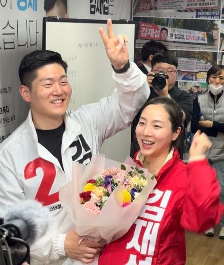 서울 도봉갑에서 승리한 국민의힘 김재섭 당선자가 11일 서울 도봉구 쌍문동 선거사무소에서 축하 꽃다발을 들고 있다. /연합뉴스