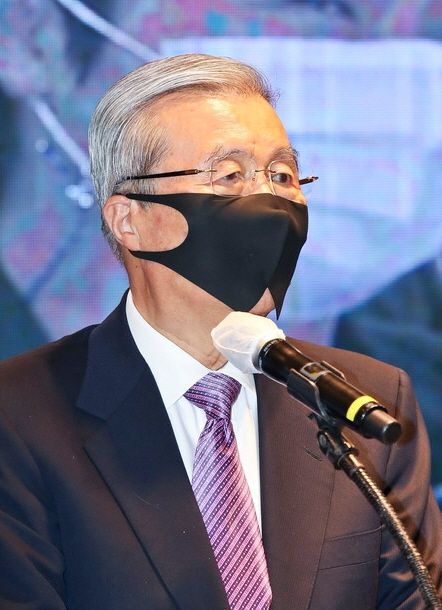 김종인 국민의힘 비상대책위원장이 23일 오후 서울 여의도 켄싱턴호텔에서 열린 이언주 전 미래통합당 의원의 '부산독립선언' 출판기념회에 참석해 축사하고 있다. 공동취재사진