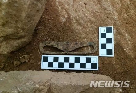 건지산 봉수터에서 발견된 화철