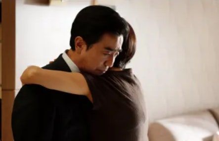 드라마 '서울 자가에 대기업 다니는 김부장'의 한 장면. 퇴사 후 집에 돌아온 가장을 아내가 따뜻하게 안아주는 모습을 그렸다. 중년의 시청자들에게 '눈물 콧물 다 뺐다'는 후기가 쏟아진 '명장면'으로 꼽힌다. /jtbc 방송 화면 캡처