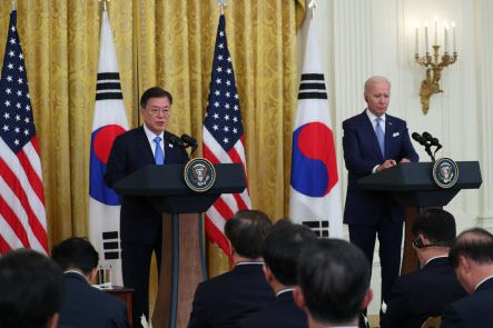 문재인 대통령이 21일 오후(현지시간) 한ㆍ미 정상회담을 마치고 백악관 이스트룸에서 열린 공동기자회견에서 발언하고 있다. (사진=연합뉴스)