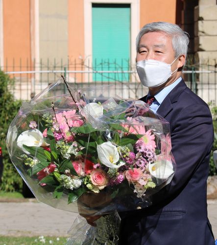 (로마=연합뉴스) 전성훈 특파원 = 22일(현지시간) 이탈리아 로마의 공관에서 열린 교민 초청 이임 오찬에서 대사관 직원들이 준비한 꽃다발을 받아든 권희석 대사. 2022.2.22. lucho@yna.co.kr