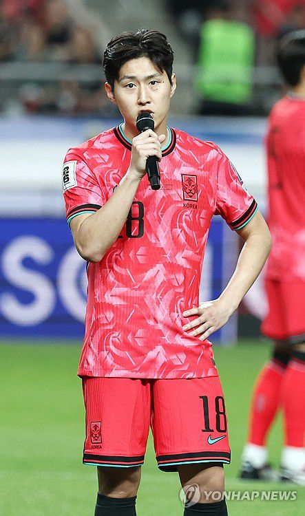 월드컵 본선 진출 소감 밝히는 이강인(서울=연합뉴스) 김인철 기자 = 한국 축구 국가대표팀 이강인이 10일 서울월드컵경기장에서 쿠웨이트와의 2026 북중미 월드컵 아시아 3차 예선 최종전에서 승리한 뒤 열린 11회 연속 월드컵 본선 진출 축하 행사에서 소감을 말하고 있다. 2025.6.10 yatoya@yna.co.kr