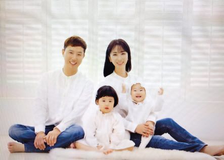 35번 도전만에 KPGA 정회원 선발전을 통과한 윤창호(왼쪽)와 가족. [KPGA 제공]