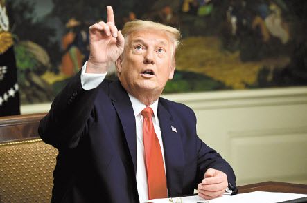 조 바이든(위쪽) 미국 제 46대 대통령 당선인이 추수감사절을 하루 앞둔 지난 25일(현지시간) 델라웨어주 윌밍턴에서 신종 코로나바이러스 감염증(코로나19) 사태 극복을 위해 미국인이 단합하자는 내용의 연설을 하고 있다. 도널드 트럼프 미국 대통령은 26일 추수감사절을 맞아 해외 주둔 미군을 격려하기 위한 화상 간담회에 참석해 발언하고 있다. [로이터]