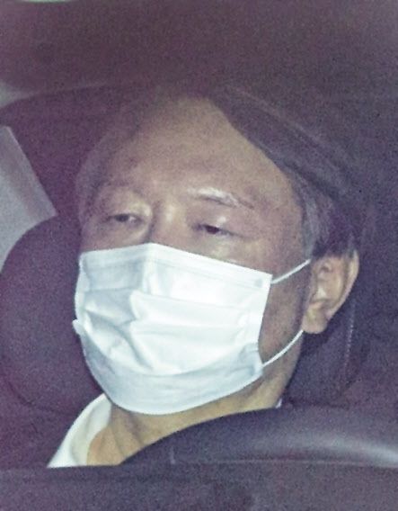 사상 초유의 검찰총장 해임 여부를 판가름할 법무부 징계위원회가 10일 열렸다. 추미애(위쪽) 장관과 윤석열 검찰총장이 각각 정부 과천청사와 대검찰청으로 출근하고 있다. 윤 총장은 직접 출석하지 않고 변호인을 통해 추 장관이 내세운 징계혐의의 정당성을 다툰다. [연합]