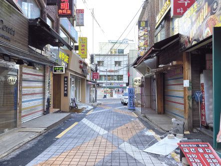 지난 18일 오후 4시 30분께 찾은 서울 서대문구 이화여대 정문 인근. 대부분의 가게가 폐업한 모습이다. 신주희 기자