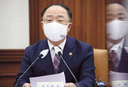 이낙연 더불어민주당 대표와 홍남기 경제부총리 겸 기획재정부 장관이 4차 재난지원금의 규모와 지급 범위를 놓고 정면충돌했다. 이상섭 기자