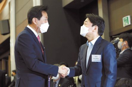 박영선 더불어민주당 서울시장 후보가 9일 오전 서울 구로구 오류중학교 인근 공원에서 코로나19 학교 방역 및 교사들의 백신접종 필요성에 대해 교사, 학부모와 간담회를 하고 있다(위쪽 사진). 오세훈 국민의힘 서울시장 후보(왼쪽)와 안철수 국민의당 서울시장 후보가 지난 8일 오후 서울 영등포구 공군호텔에서 열린 제113주년 3·8 세계 여성의 날 기념식에서 악수하고 있다. [국회사진기자단]