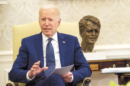 내달 하순 미국 워싱턴DC에서 열리는 문재인 대통령과 조 바이든 미국 대통령간 회담은 대북정책과 함께 백신, 반도체 등이 의제가 될 것으로 예상된다. 15일 청와대에서 열린 확대경제장관회의에서 발언하고 있는 문 대통령(위쪽 사진)과 15일(현지시간) 백악관에서 ‘아시아 태평양계 미국 의원 협회 최고위원회’와 간담회를 하고 있는 바이든 대통령. [연합·EPA]