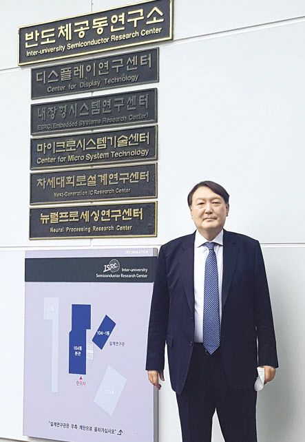 20일 서울 여의도 중소기업중앙회에서 열린 대한민국 성장과 공정을 위한 국회 포럼 창립총회에서 인사를 나누고 있는 송영길 더불어민주당 대표와 이재명 경기도지사. 아래쪽 사진은 지난 17일 서울대 반도체 공동연구소를 방문해 기념 촬영을 하고 있는 윤석열 전 검찰총장. 윤 전 총장이 지난 3월 사퇴 후 국내 주요 산업 분야와 접촉한 것은 이번이 처음이다. [연합]