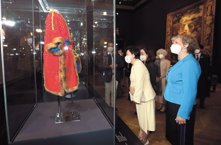 문재인 대통령이 14일(현지시간) 오스트리아를 국빈 방문, 빈 쇤부른궁에서 제바스티안 쿠르츠 총리 초청 오찬에 참석해 인사말을 하고 있다(위쪽사진). 김정숙 여사는 같은날 도리스 슈미다우어 대통령 부인과 비엔나(빈) 미술사박물관을 방문, 전시된 조선 왕자의 투구와 갑옷 등을 관람했다. [연합]