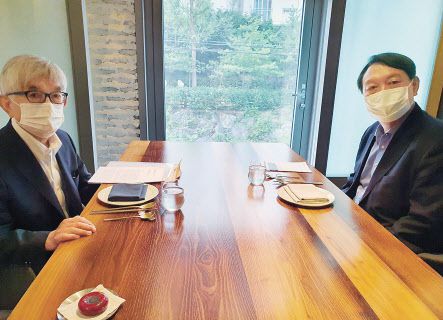 야권 대선주자인 윤석열 전 검찰총장이 지난 12일 서울 시내 한 음식점에서 최장집 고려대 명예교수와 오찬 회동을 하고 있다. [윤석열 전 총장측 제공]