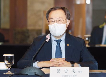 문승욱(사진) 산업통상자원부 장관이 미국 정부의 반도체 공급망 정보 제출 요구 시한에 맞춰 조만간 미국 출장길에 오른다. 문 장관은 현지에서 장관급 산업협력대화와 에너지대화를 연이어 갖고 산업·에너지 등 현안과 관련한 양국간 협력 강화 방안을 논의할 것으로 알려졌다.
