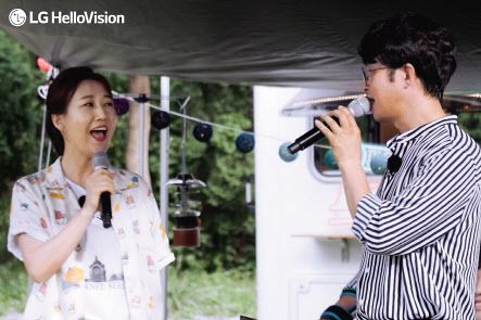 KT그룹의 경우 자회사 KT스튜디오지니를 통해 콘텐츠 제작을 총괄하고, 또 다른 자회사 skyTV가 보유한 채널 ‘ENA’를 통해 오리지널 콘텐츠를 선보이고 있다. 최근 드라마 ‘이상한 변호사 우영우’, 예능 ‘나는 solo’가 KT의 콘텐츠 사업 흥행을 이끈 대표작으로 꼽힌다.