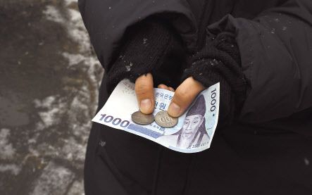 폐지 24kg을 가져다주니 현금 1200원이 돌아왔다.