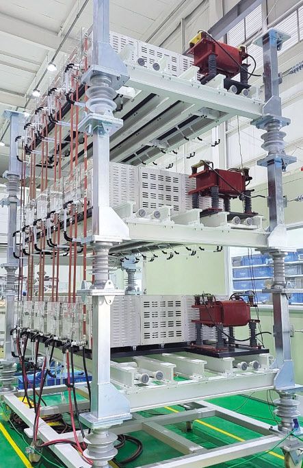 반도체 변압기를 활용한 전기차 급속 충전기를 개발한 백주원 한국전기연구원 박사(위쪽). 전기차 대용량 급속 충전을 지원하는 반도체 변압기. [한국전기연구원 제공]