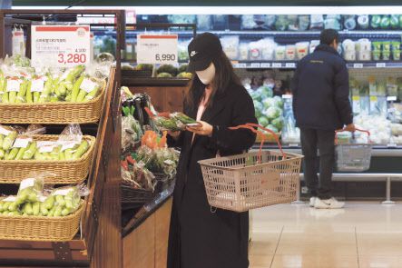 서울 한 대형마트에서 장을 보는 시민들 [연합]