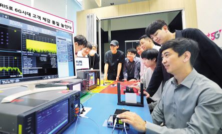 LG유플러스와 포항공과대학교 홍원빈 교수 연구팀, 키사이트테크놀로지스 임직원이 6G 후보 주파수 대역인 테라헤르츠 대역에서 주파수 커버리지를 확장하는 ‘재구성 가능한 지능형 표면(RIS)’ 기술 테스트를 하고 있다. [LG유플러스 제공]