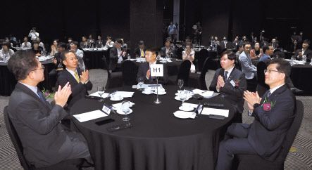 ‘질서의 재편, 새로운 길’이라는 주제로 15일 서울 중구 소공동 더 플라자호텔에서 열린 ‘헤럴드 금융·부동산포럼 2023’에서 강석훈(왼쪽부터) 산업은행 회장, 양종희 KB금융지주 부회장, 전창협 헤럴드 대표, 김소영 금융위원회 부위원장, 빈대인 BNK금융지주 회장이 윤창현 국민의힘 의원의 축사에 박수를 보내고 있다. 임세준 기자