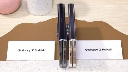 ‘갤럭시 언팩 2023’ 행사장에 전시되어 있는 ‘갤럭시 Z폴드4’와 ‘갤럭시 Z폴드5’를 비교한 모습