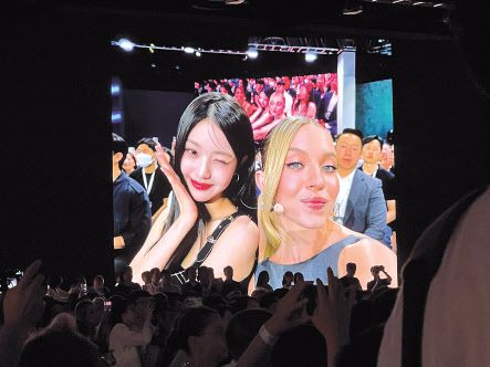 26일 서울 강남구 코엑스에서 열린 ‘갤럭시 언팩 2023’에 참석한 걸그룹 아이브의 멤버 장원영(왼쪽)이 배우 시드니 스위니와 객석에서 실시간으로 셀피를 찍고 있다. 임세준 기자
