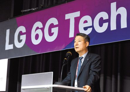 권준혁 LG유플러스 네트워크부문장 부사장이 17일 ‘6G 테크 페스타’에서 발표하고 있다. [LG유플러스 제공]