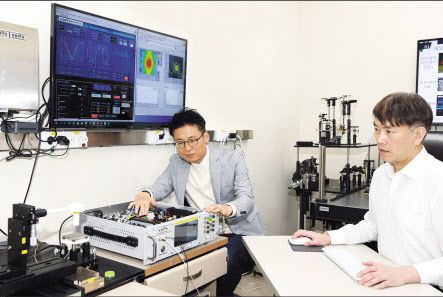 한국표준과학연구원의 홍영표(왼쪽) 책임연구원과 이동준 책임연구원이 측정시스템을 통해 6G 안테나 시제품의 성능을 실험하고 있다. [한국표준과학연구원 제공]