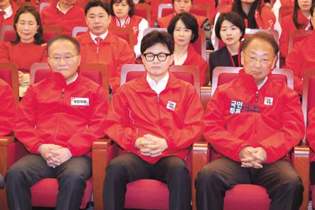 국민의힘 한동훈 총괄선대위원장과 윤재옥 공동선대위원장 등이 10일 서울 여의도 국회도서관에 마련된 국민의힘 제22대 국회의원선거 개표상황실에서 출구조사 결과를 시청하고 있다. [연합]