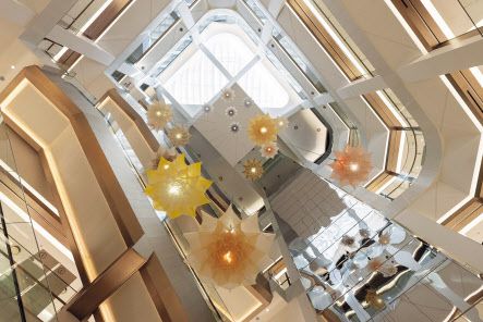 타임빌라스 수원 1층 센터홀 전경. 예술작품 ‘메도우’가 눈에 띈다. [롯데쇼핑 제공]