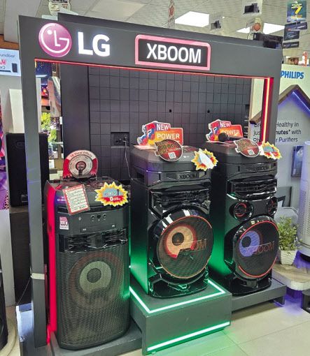 인도 델리 시내에 위치한 전자제품 판매점 ‘일렉트로닉 파라다이스’에 LG전자 광고(위쪽 사진부터)와 화려한 꽃무늬 패턴 디자인이 적용된 LG전자 싱글도어 냉장고, 파티 스피커 LG전자 ‘XBOOM’ 제품이 진열돼 있다. 델리=서재근 기자