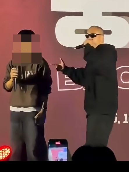 [서울=뉴시스] 래퍼 정상수가 지난달 31일 서울 충암고등학교 축제에서  윤석열 전 대통령을 지지하는 구호를 외쳐 논란이 일고 있다. (사진=온라인 커뮤니티) 2025.11.01. photo@newsis.com *재판매 및 DB 금지