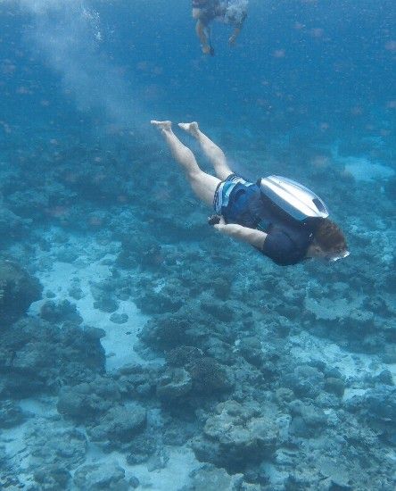 수중 추진장치를 등에 메고 물속에서 이동하는 모습. 쿠다제트 제공