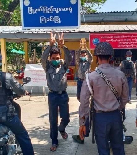 쿠데타 불복종 운동에 참여한 미얀마 형제 경찰관[이라와디 웹사이트 캡처. 재판매 및 DB 금지]